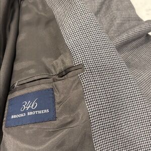Vintage Brooks Brothers ‘346’ Houndstooth Sport Coat, 46Reg, measures 44 chest